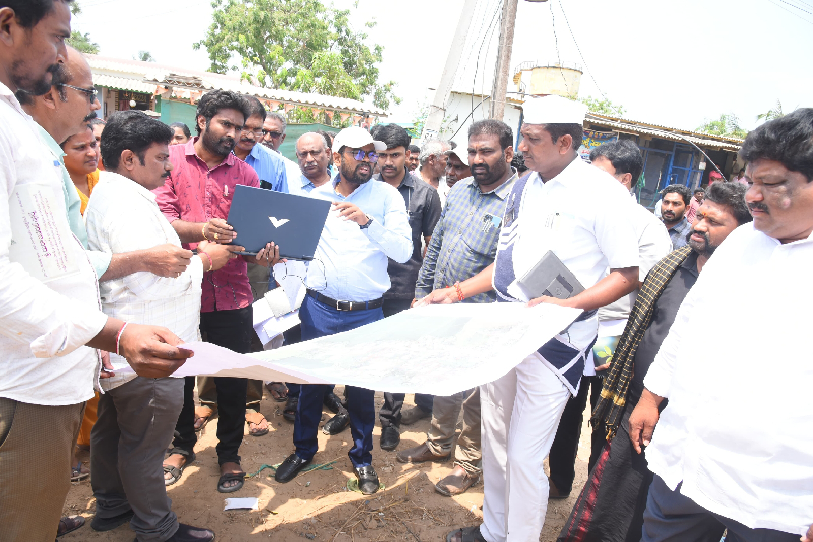 జిల్లా కలెక్టర్ పెడన మండలంలో స్వామిత్వ క్షేత్ర స్థాయి పరిశీలన