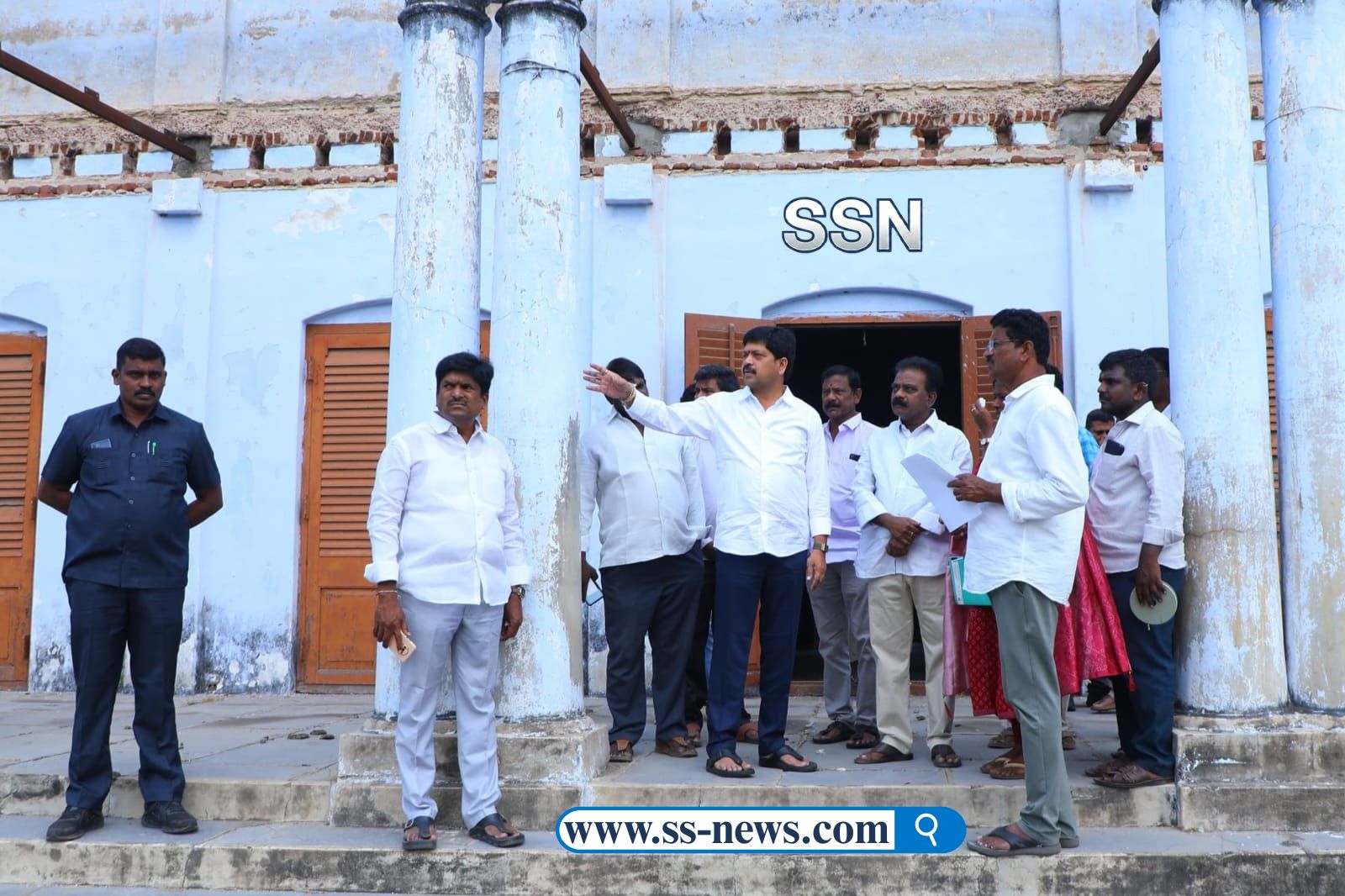 టౌన్ హాల్ ను ఫంక్షన్ హాల్ గా అభివృద్ధి చెయ్యాలి: మంత్రి కొల్లు రవీంద్ర