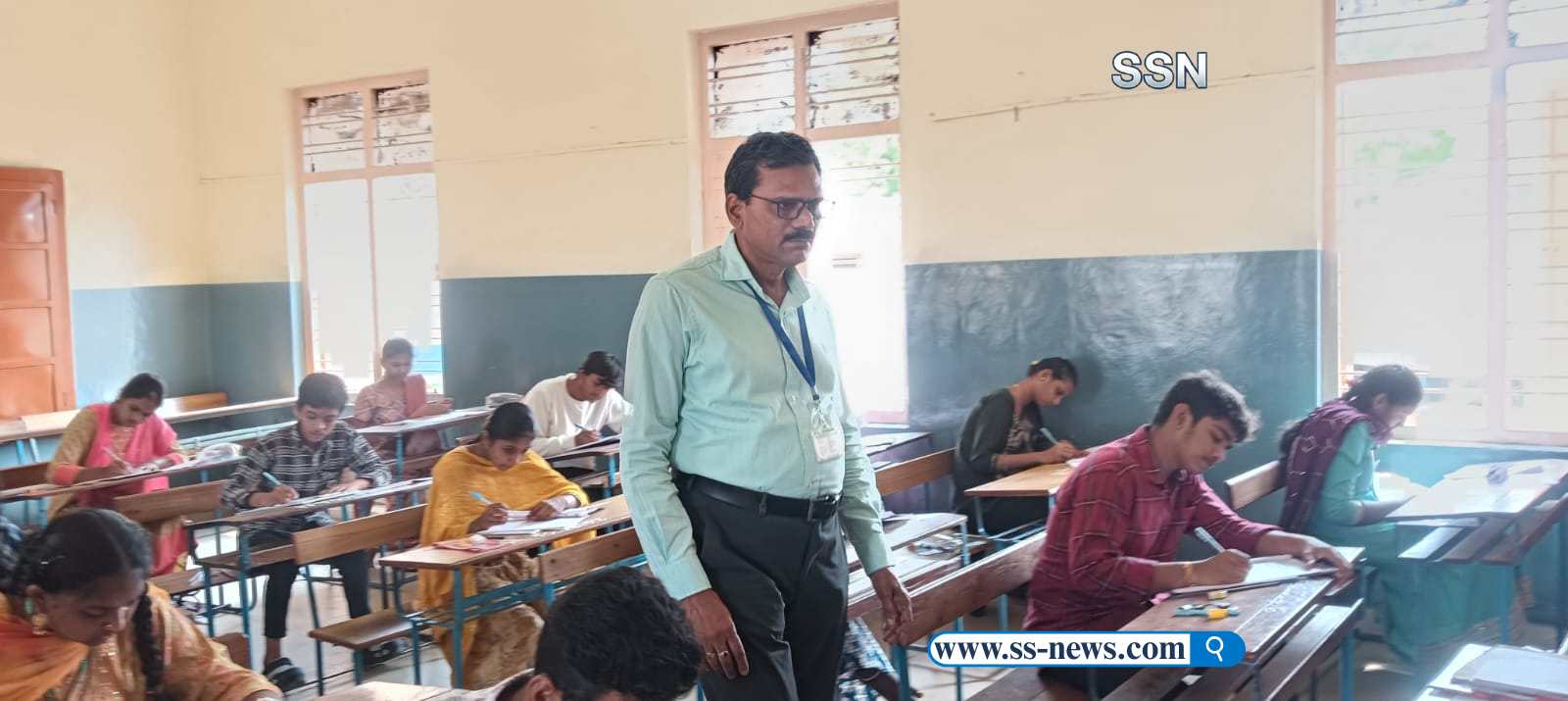 ఎస్ ఎస్ సి పరీక్షా కేంద్రాలను సందర్శించిన డీఈవో