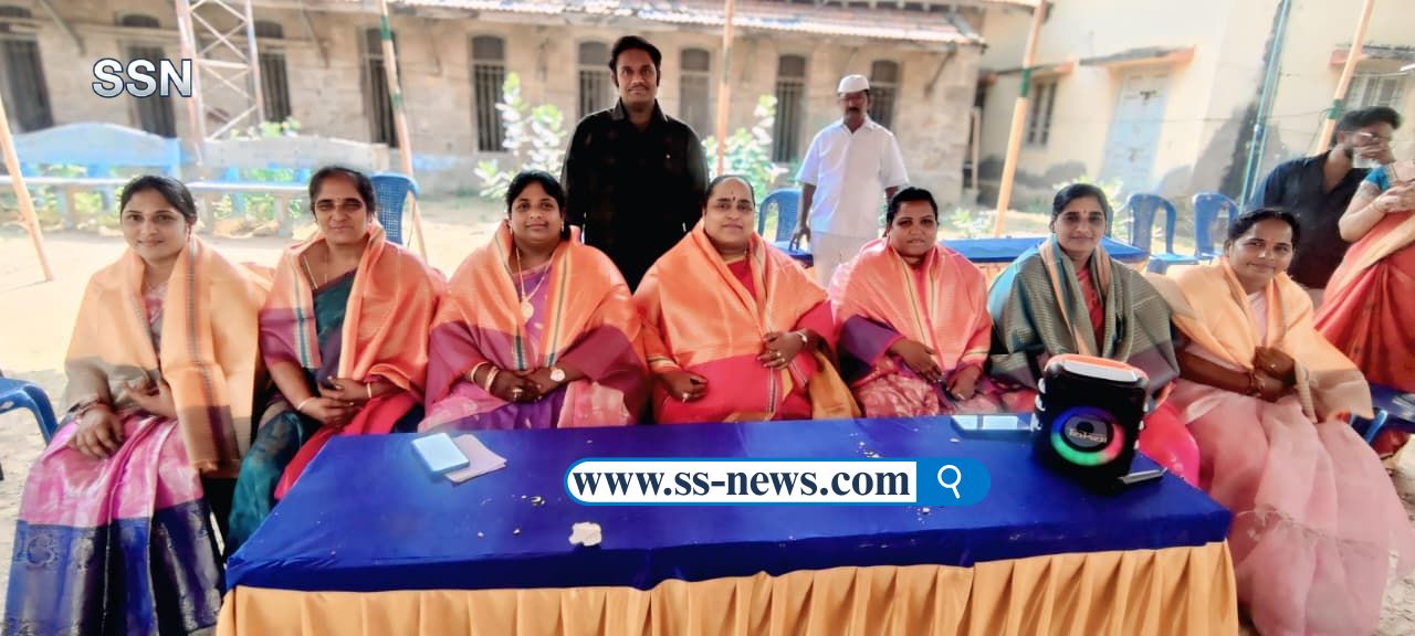 రెవెన్యూ కార్యాలయంలో కోలాహలంగా మహిళా దినోత్సవ సంబరాలు