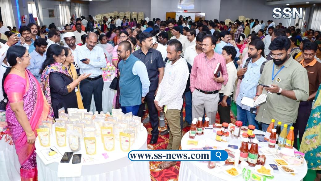 స్వయం సహాయక సంఘాల మహిళలు తయారు చేస్తున్న ఉత్పత్తులను కొనుగోలు చేసి చేయూత అందించాలి: జిల్లా కలెక్టర్ డీకే బాలాజీ