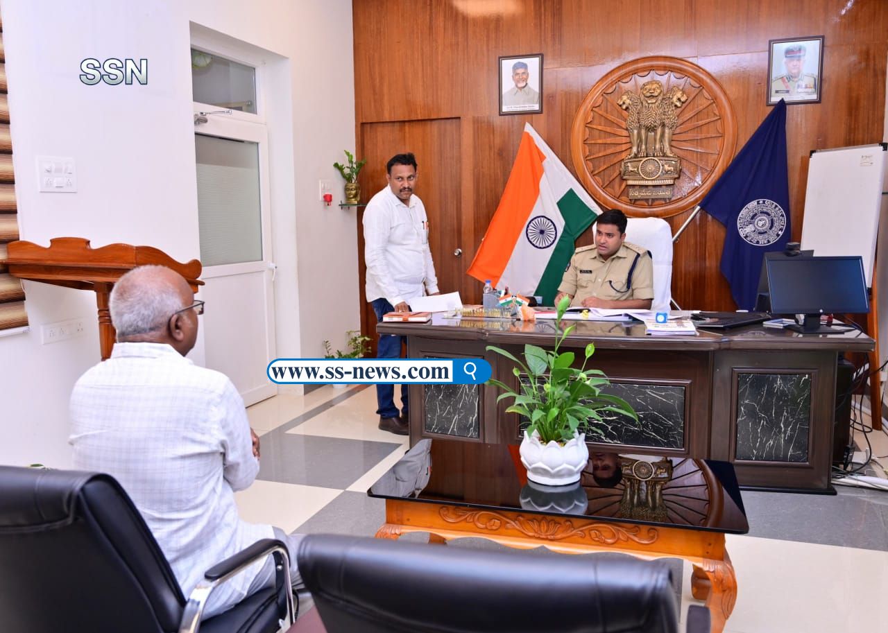 మీకోసం కార్యక్రమంలో స్వయంగా ఫిర్యాదులు స్వీకరించిన జిల్లా ఎస్పీ వి. విద్యాసాగర్ నాయుడు