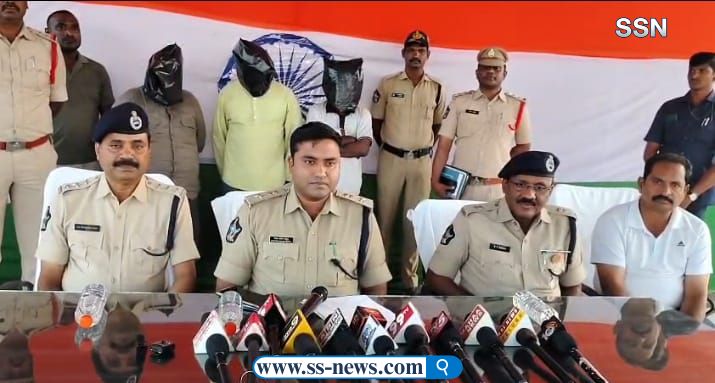 అంతర్ రాష్ట్ర గంజాయి స్మగ్లింగ్ ముఠా ను అరెస్టు చేసి మీడియా ముందు ప్రవేశపెట్టిన జిల్లా ఎస్పీ