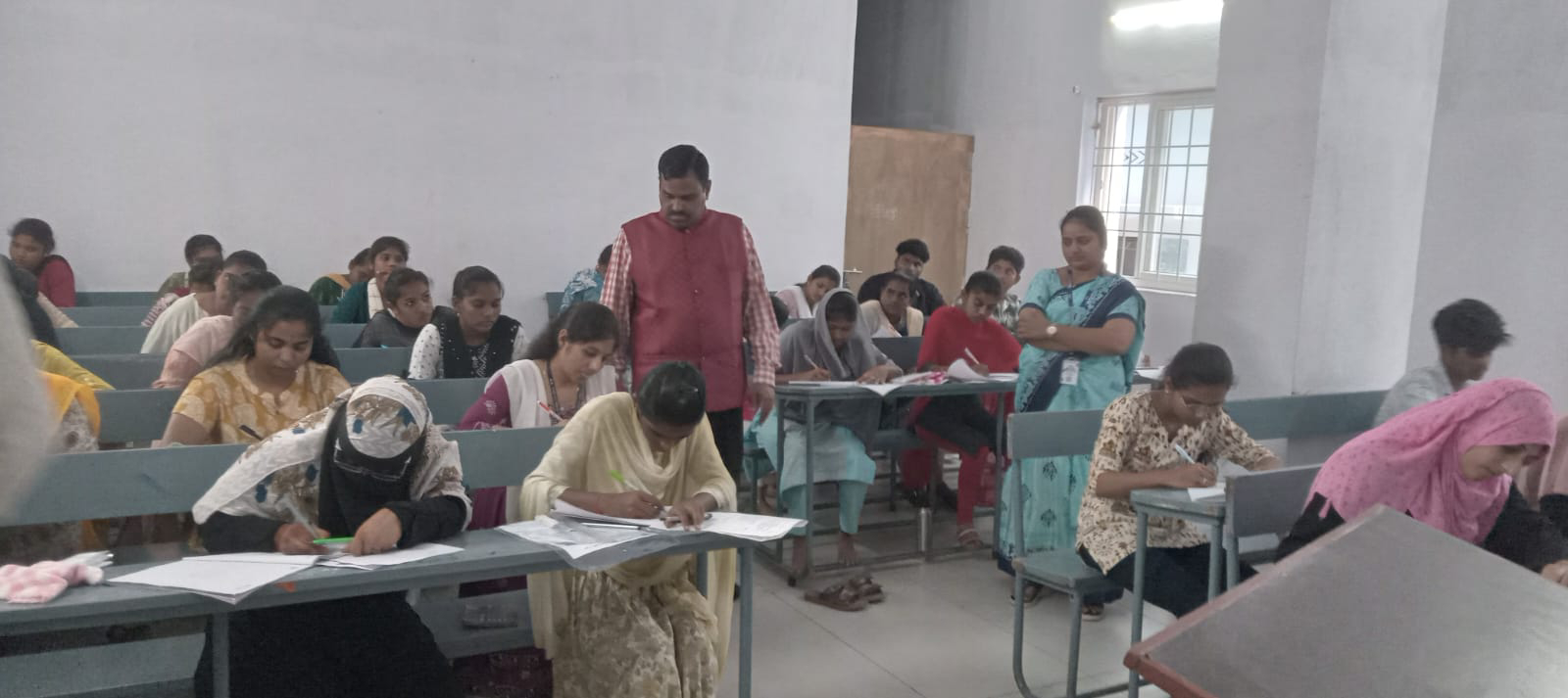 డిగ్రీ పరీక్షా కేంద్రాల్లో కృష్ణా యూనివర్సిటీ వీసీ తనిఖీ