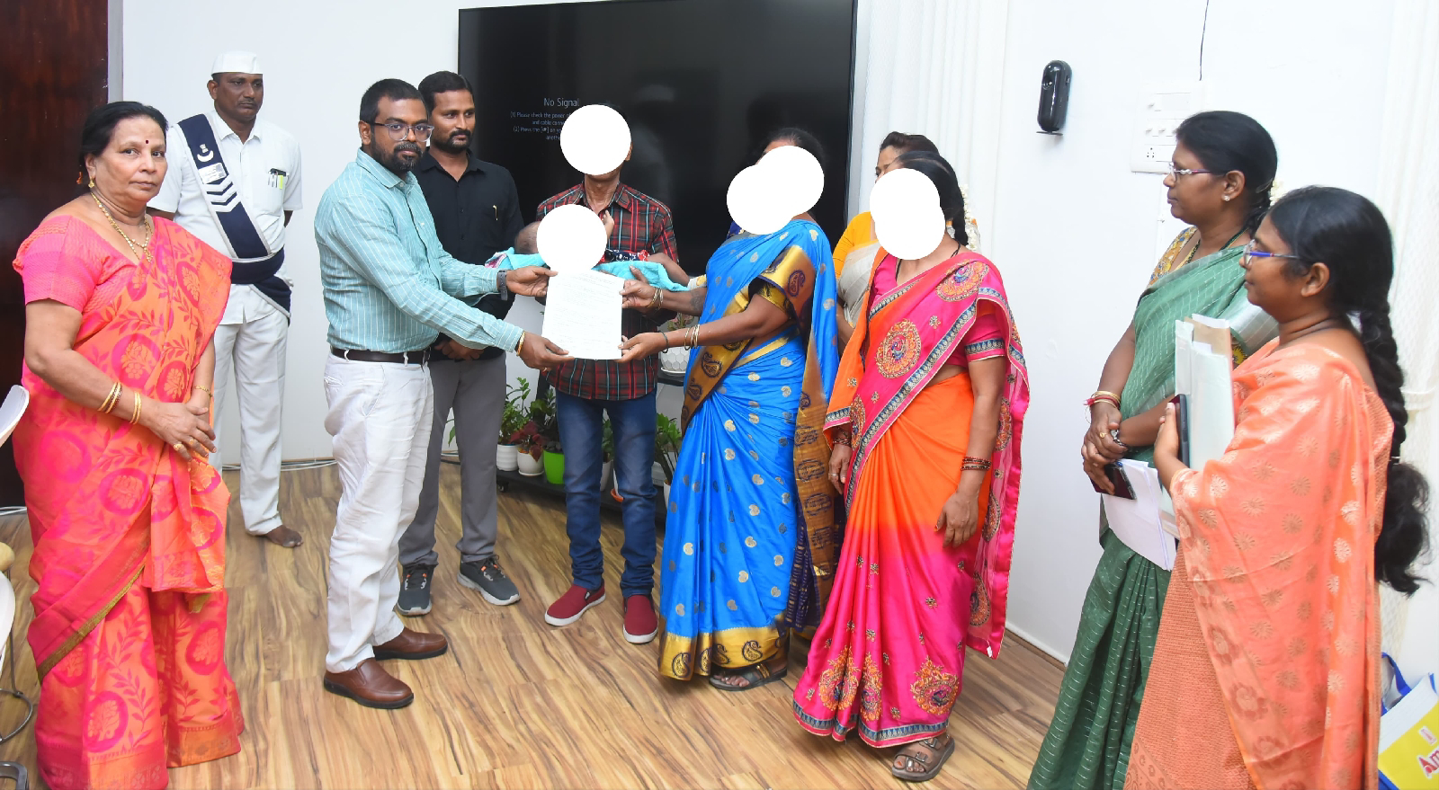 దత్తత తీసుకునేందుకు ముందుకు వస్తున్న దంపతులు ఆదర్శనీయులు : జిల్లా కలెక్టర్ డీకే బాలాజీ