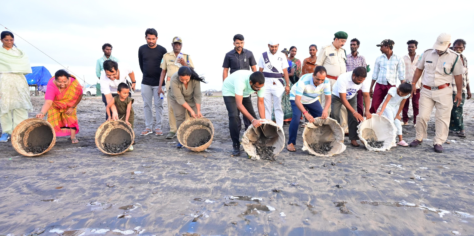 సముద్రంలో తాబేలు పిల్లలను వదిలిన జిల్లా కలెక్టర్..