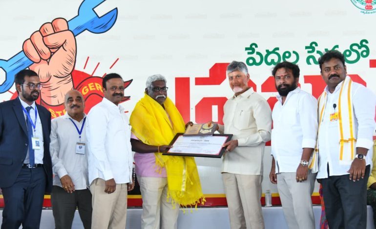 ప్రతిభ కనబరిచిన శ్రామికులకు శ్రమశక్తి బహుమతి ప్రదానం చేసిన ముఖ్యమంత్రి