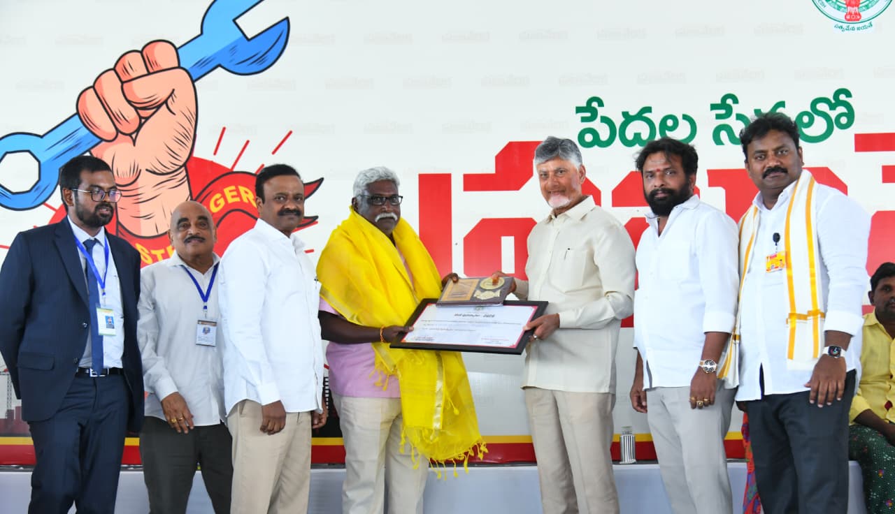 ప్రతిభ కనబరిచిన శ్రామికులకు శ్రమశక్తి బహుమతి ప్రదానం చేసిన ముఖ్యమంత్రి