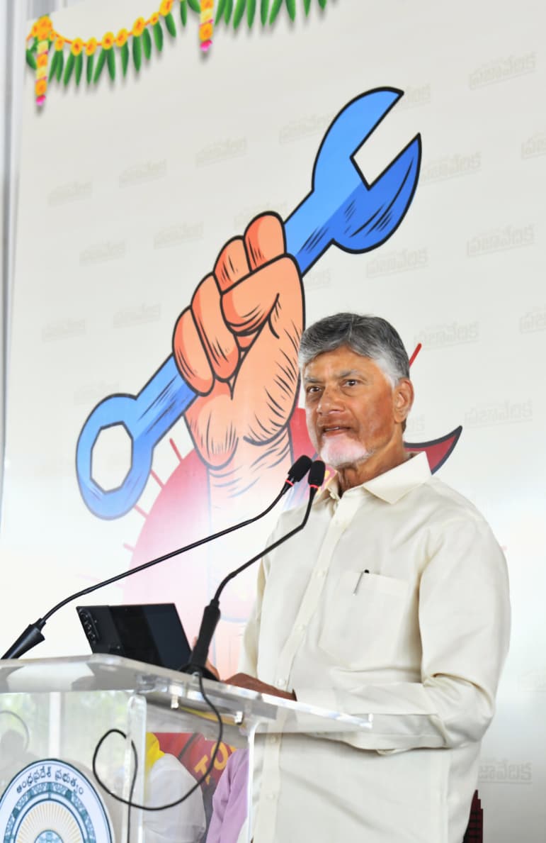 పామర్రు నియోజకవర్గంలో పేదల సేవలో, మేడే కార్యక్రమాల్లో పాల్గొన్న ముఖ్యమంత్రి చంద్రబాబు