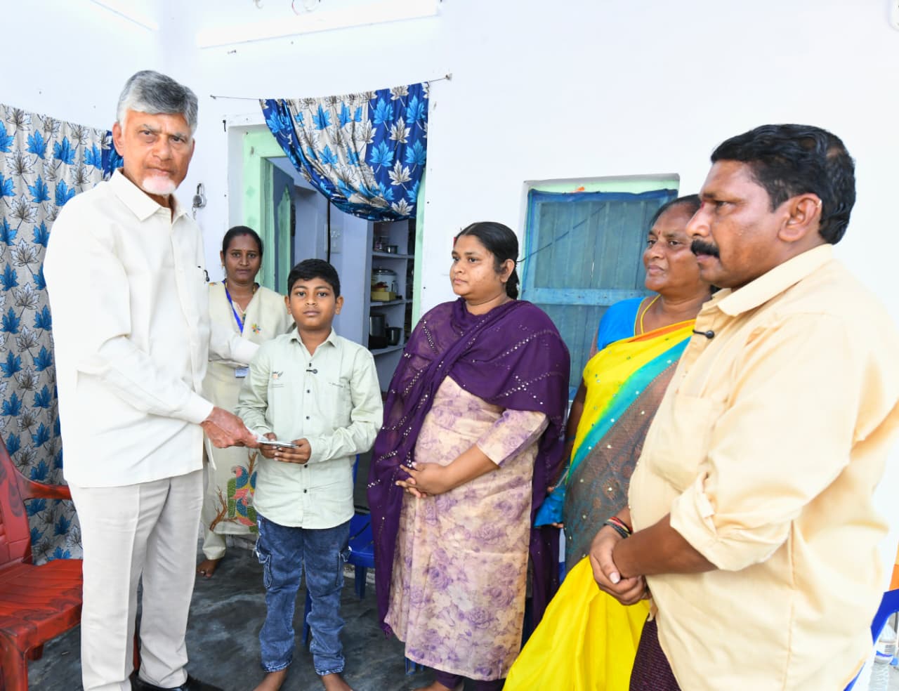 పమిడిముక్కల ఎన్టీఆర్ కాలనీలో పింఛన్లుపంపిణీ చేసిన ముఖ్యమంత్రి