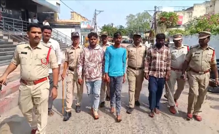 పోలీసులు నిందితులను రోడ్డుపై నడిపించవచ్చా???? చట్టం ఏం చెబుతుంది….