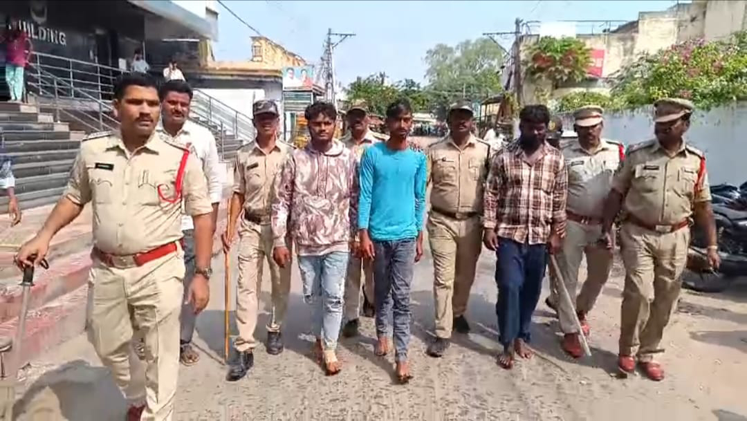 పోలీసులు నిందితులను రోడ్డుపై నడిపించవచ్చా???? చట్టం ఏం చెబుతుంది….