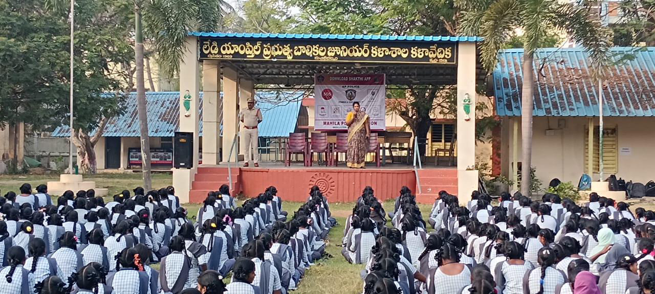 ప్రతి విద్యార్థిని తనకు గల రక్షణ చట్టాలపై అవగాహన కలిగి ఉండాలి