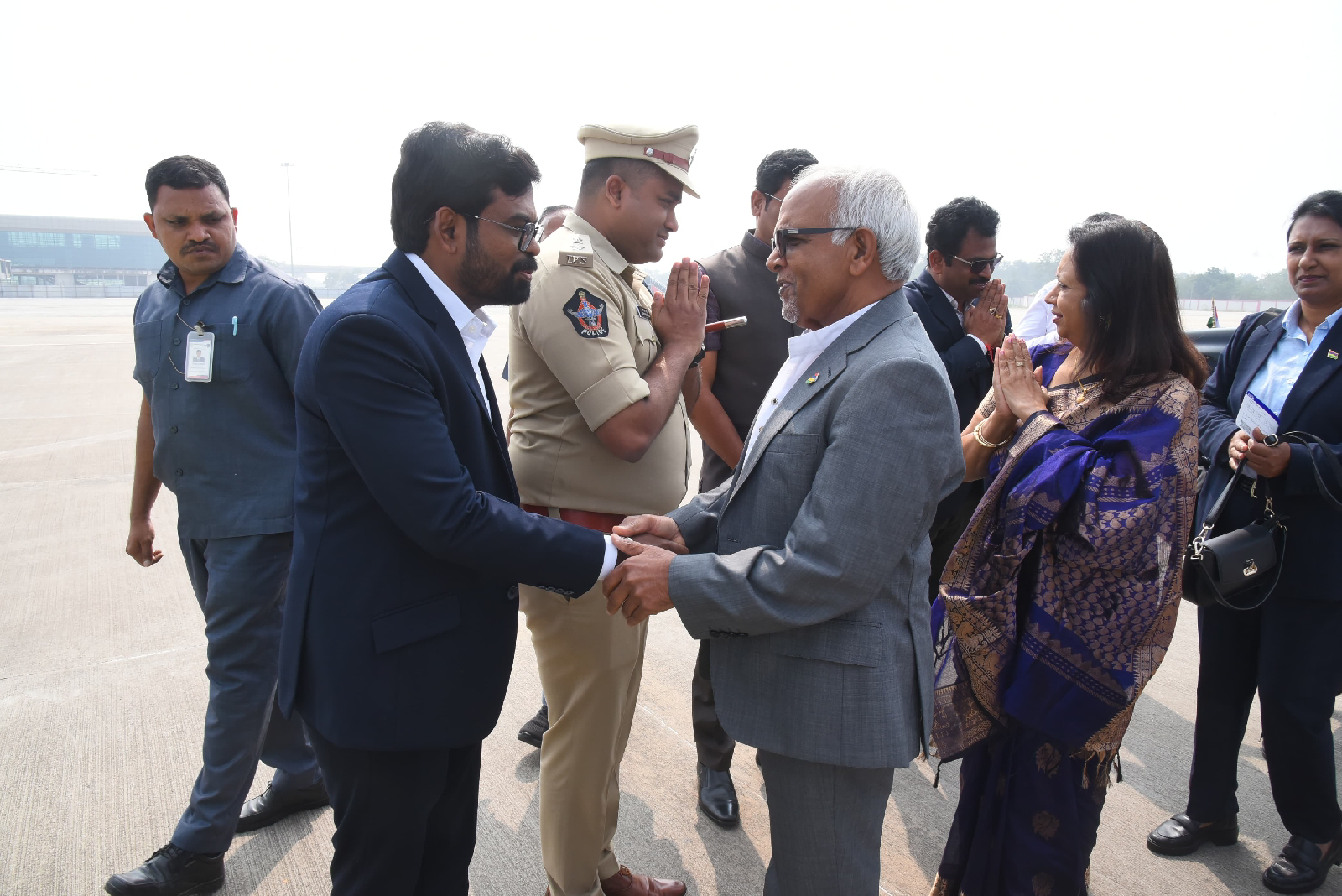 మారిషస్ రిపబ్లిక్ దేశ అధ్యక్షుడును కలిసిన పలువురు ప్రముఖులు