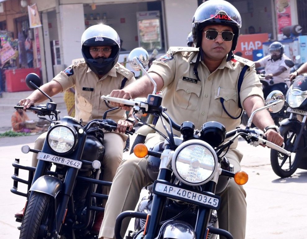 హెల్మెట్ ను భారంగా కాకుండా బాధ్యతగా స్వీకరించి ధరించండి – జిల్లా ఎస్పీ విద్యసాగర్ నాయుడు