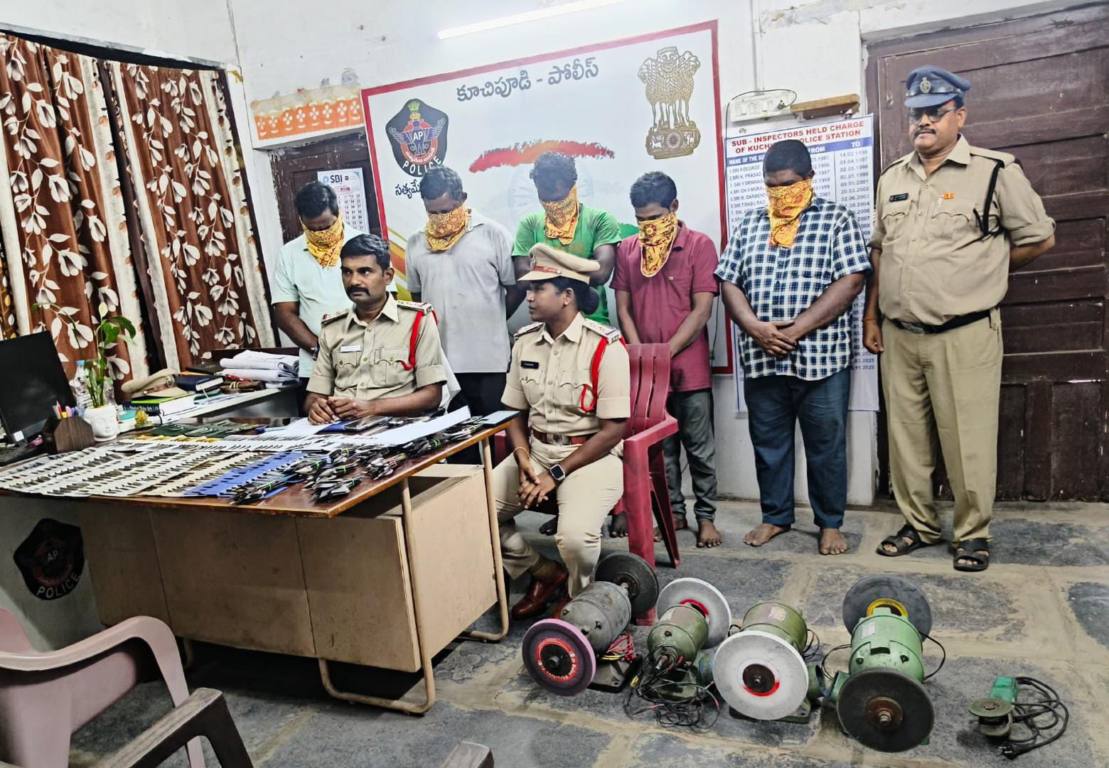 కోడి కత్తులు తయారీ స్థావరాలపై మెరుపు దాడులు