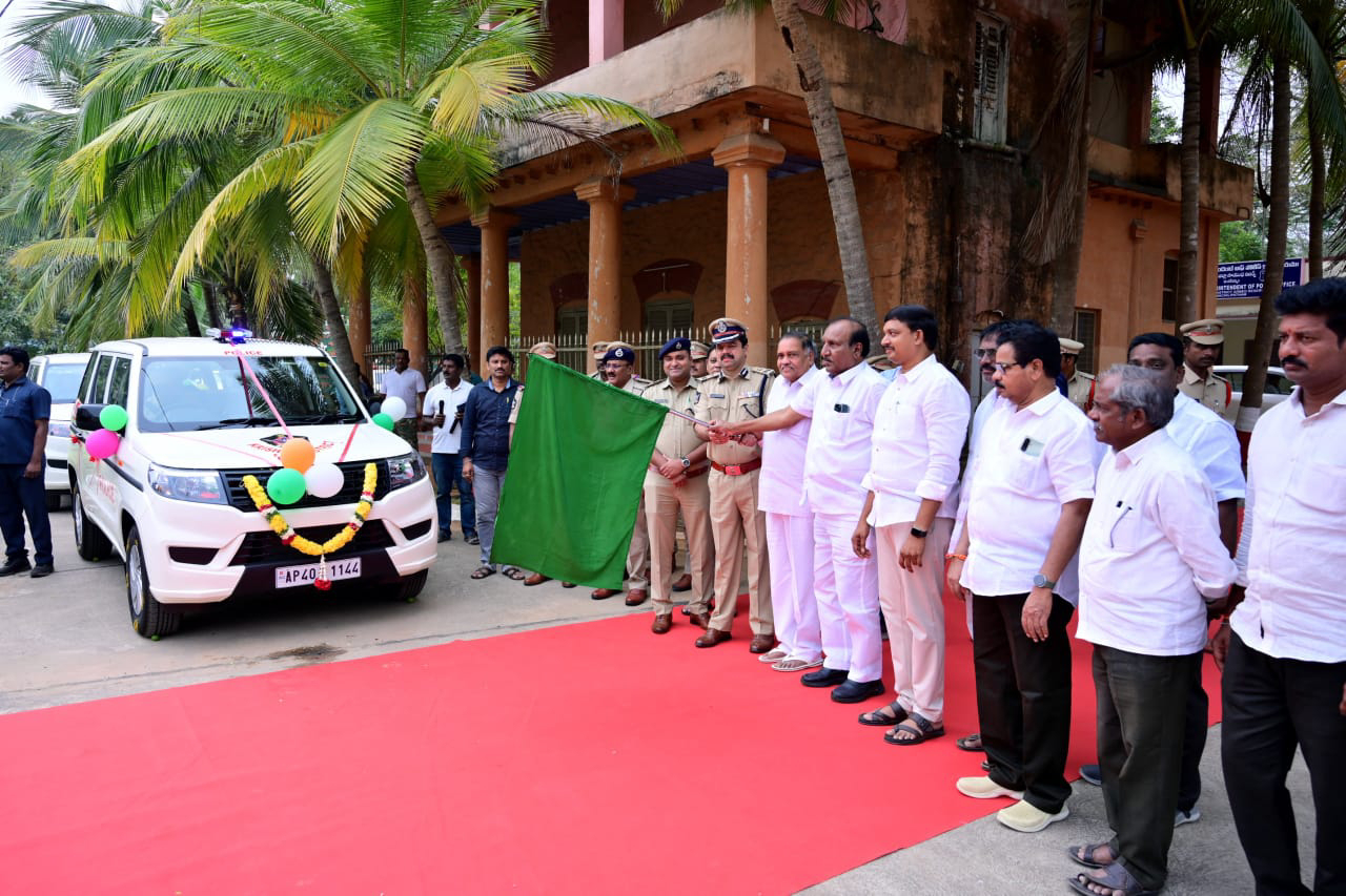 పోలీసులకు బొలెరో వాహనాలను బహుకరించిన లిఖిత ఇన్ఫాస్ట్రక్చర్ ప్రైవేట్ లిమిటెడ్ కంపెనీ