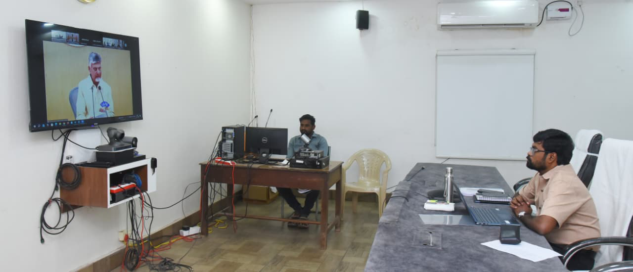 వర్చువల్గా జిల్లా కలెక్టరుతో సమావేశమైన చంద్రబాబు నాయుడు