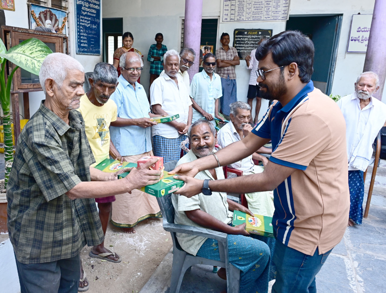 వృద్ధాశ్రమంలో బట్టలు పంపిణీ చేసిన జిల్లా కలెక్టర్ దంపతులు…