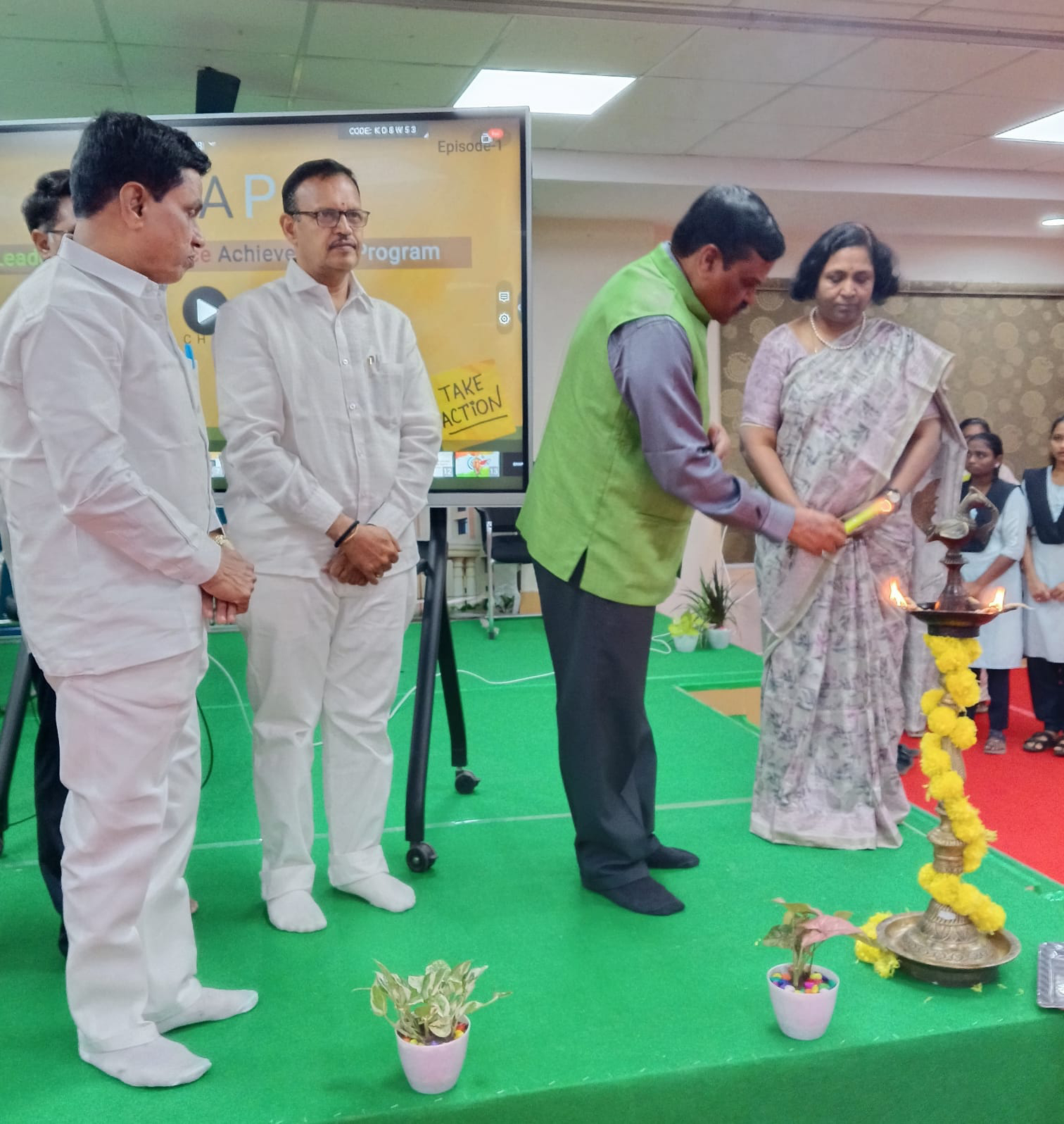 వినూత్నమైన ఆలోచనలతో ముందుకు వెళ్లాలి- కెయూ ఉపకులపతి ఆచార్య కె. రాంజీ