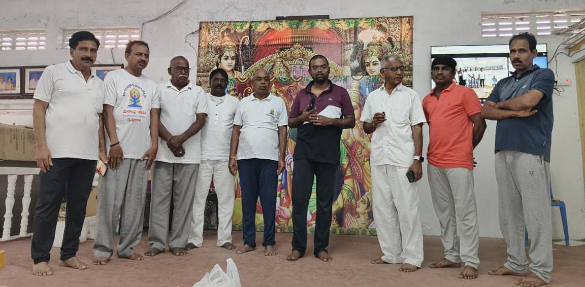 ఆన్ లైన్ లో యోగా క్లాసులు ప్రారంభించిన కలెక్టర్