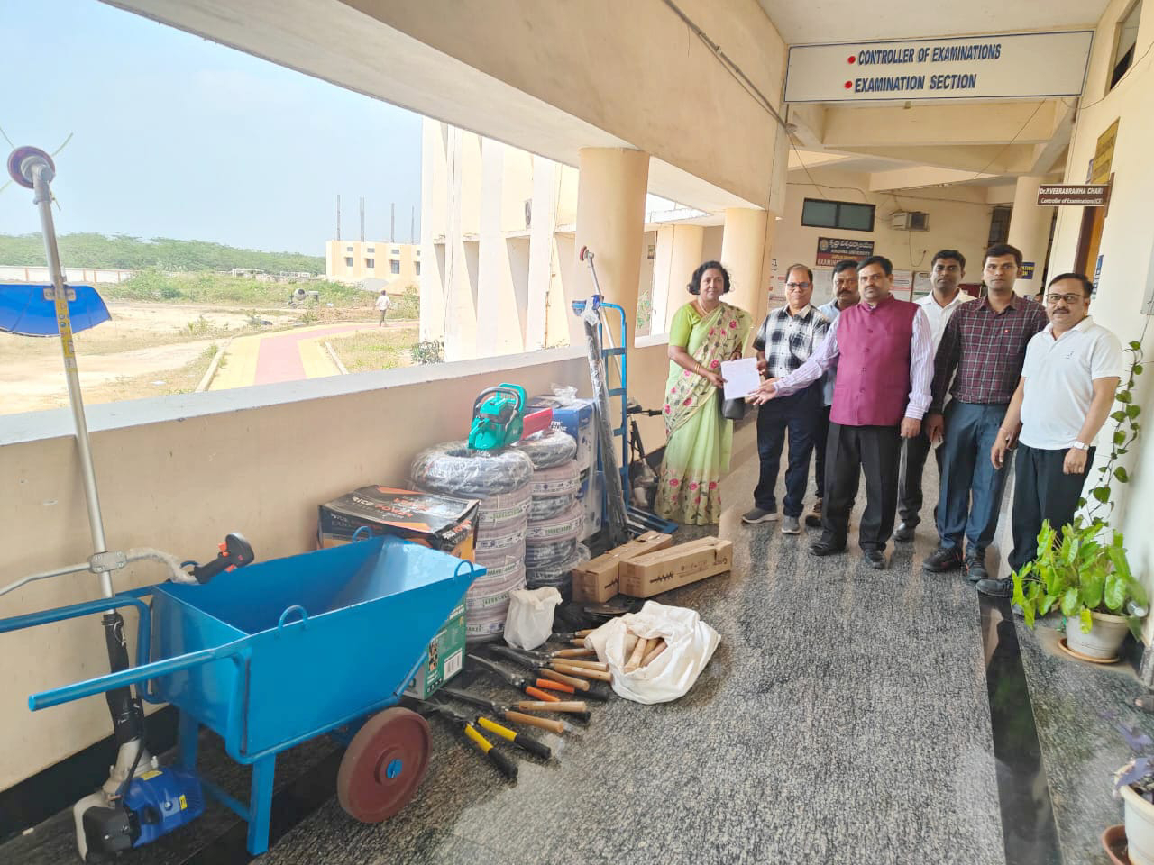 జిందాల్ అర్బన్ వేస్ట్ మేనేజ్మెంట్ తోట పని పరికరాలు కృష్ణా విశ్వవిద్యాలయం కు బహూకరణ