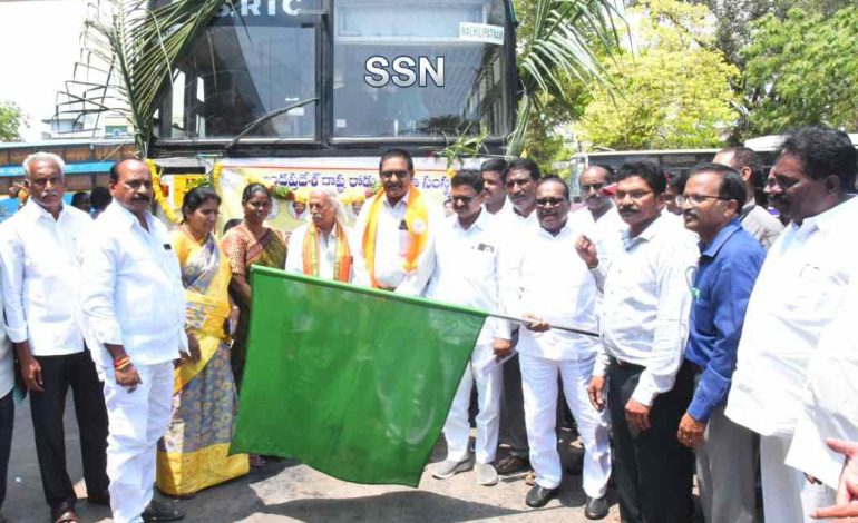 జెండా ఊపి దివ్యాంగశక్తి పథకాన్ని ప్రారంభించిన ఏపీఎస్ ఆర్టీసీ చైర్మన్ కొనకళ్ళ నారాయణరావు