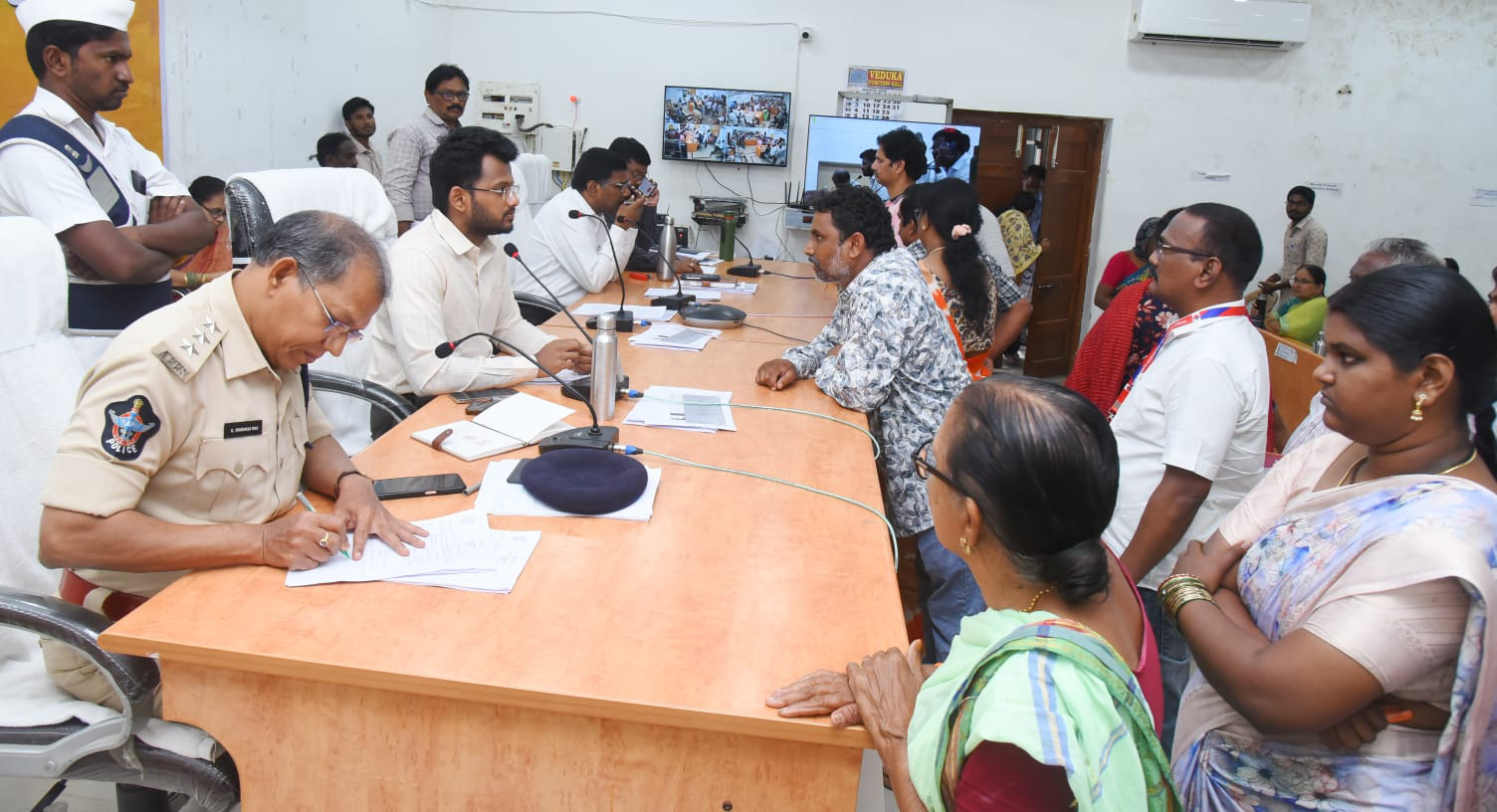 మీకోసం’ కార్యక్రమంలో అర్జీలు స్వీకరించిన జాయింట్ కలెక్టర్ ఎం నవీన్ కుమార్