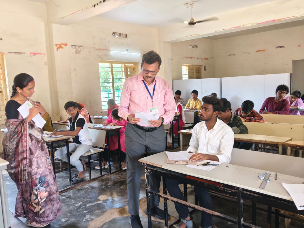 పరీక్షా కేంద్రాలను ఆకస్మిక తనిఖీ చేసిన డిఇఓ