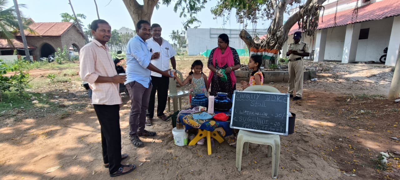 పుచ్చకాయ జ్యూస్, సుగంధి విక్రయించిన జిల్లా కలెక్టర్ కుమార్తె