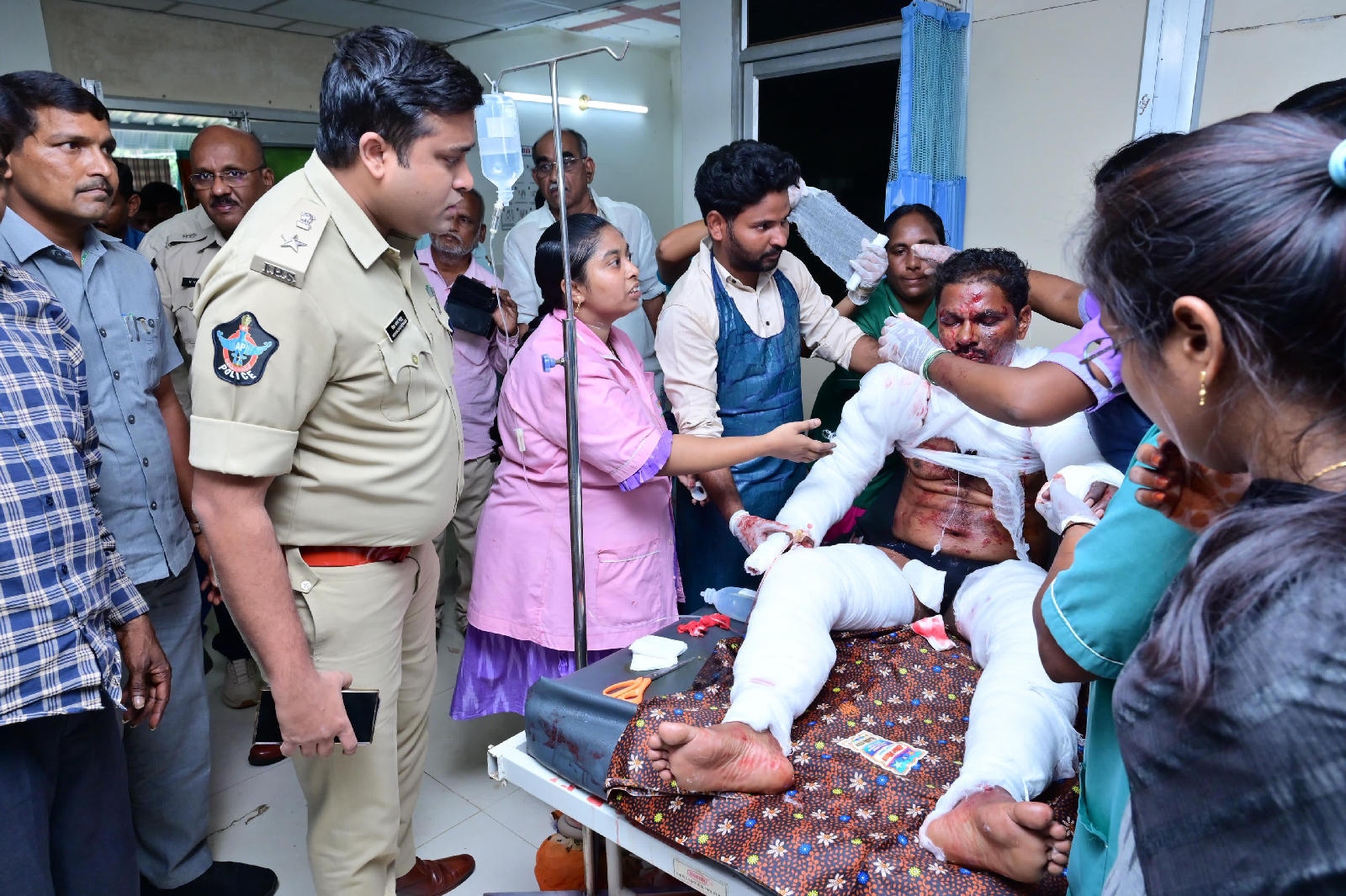 క్షతగాత్రులైన సిబ్బందిని పరామర్శించిన జిల్లా ఎస్పీ