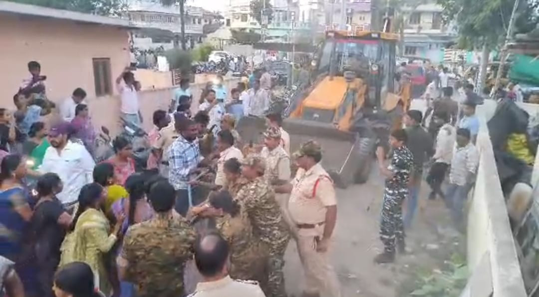 జనసేన కార్యకర్త ఇంటిని కూల్చివేసిన అధికారులు