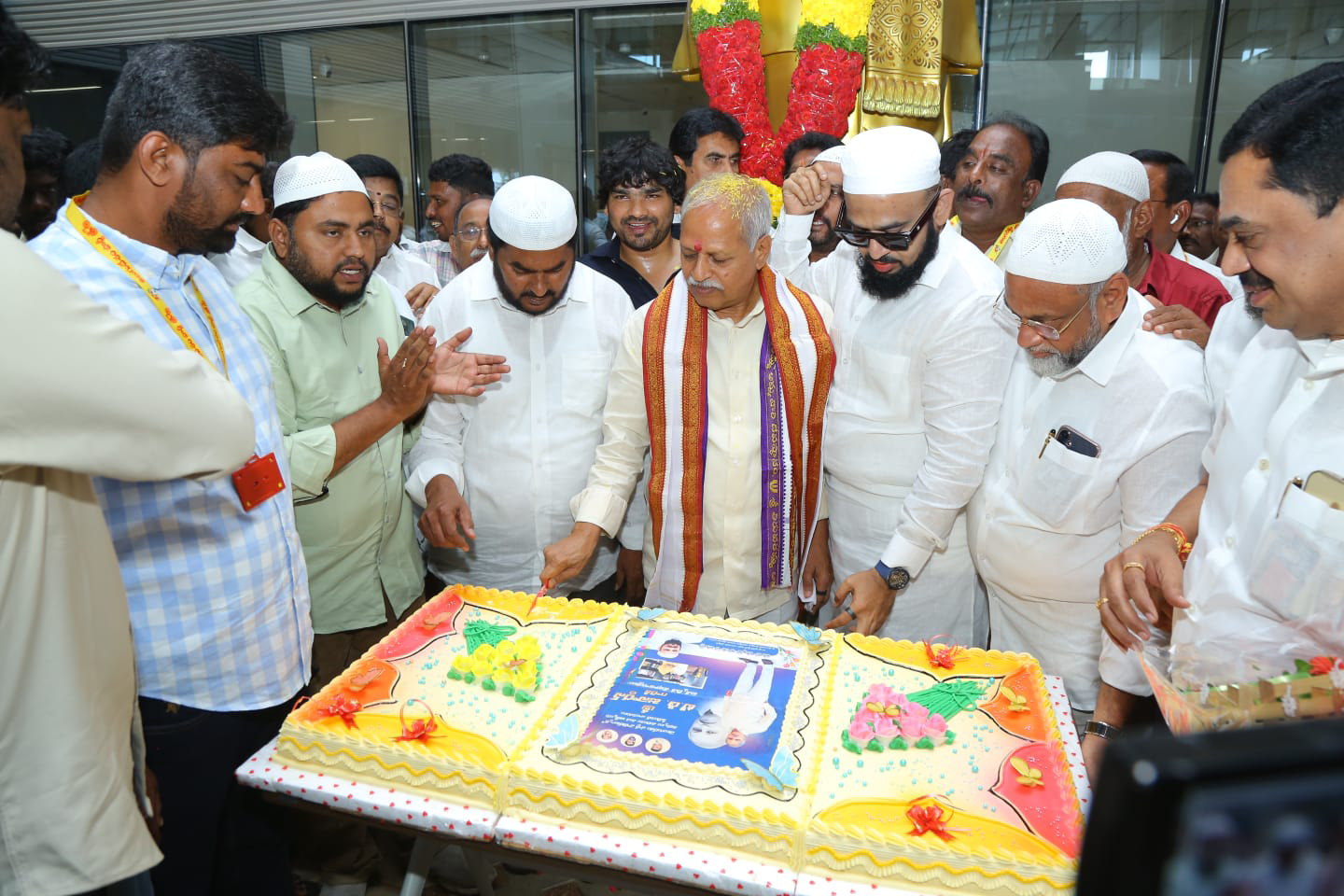 పోలిట్ బ్యూరో సభ్యులు టీడీ జనార్ధన్ కు టీడీపీ నాయకుల జన్మదిన శుభాకాంక్షలు