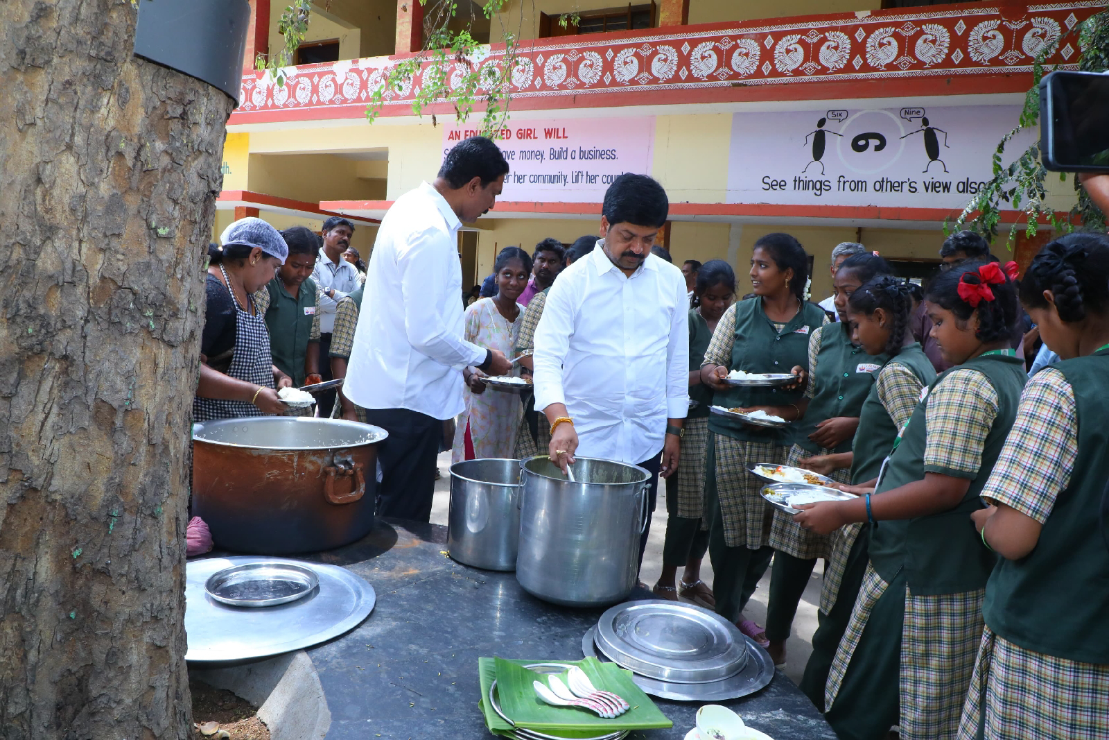 పెనమలూరు జెడ్పీ హైస్కూల్లో మధ్యాహ్న భోజనం పరిశీలించిన మంత్రి కొల్లు రవీంద్ర.
