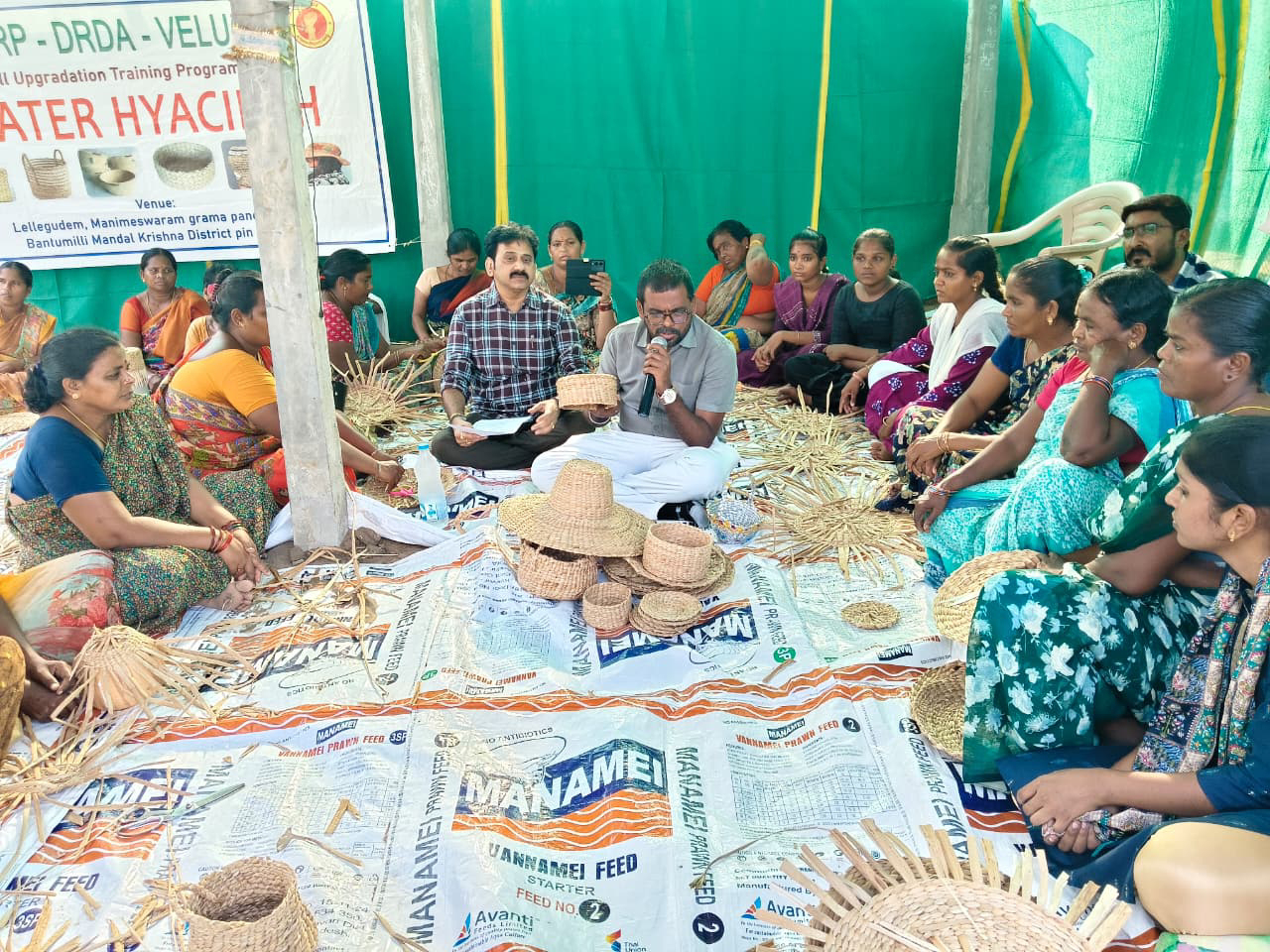 గుర్రపు డెక్క హస్తకళాకృతులకు మార్కెట్లో డిమాండ్ : జిల్లా కలెక్టర్ డీకే బాలాజీ