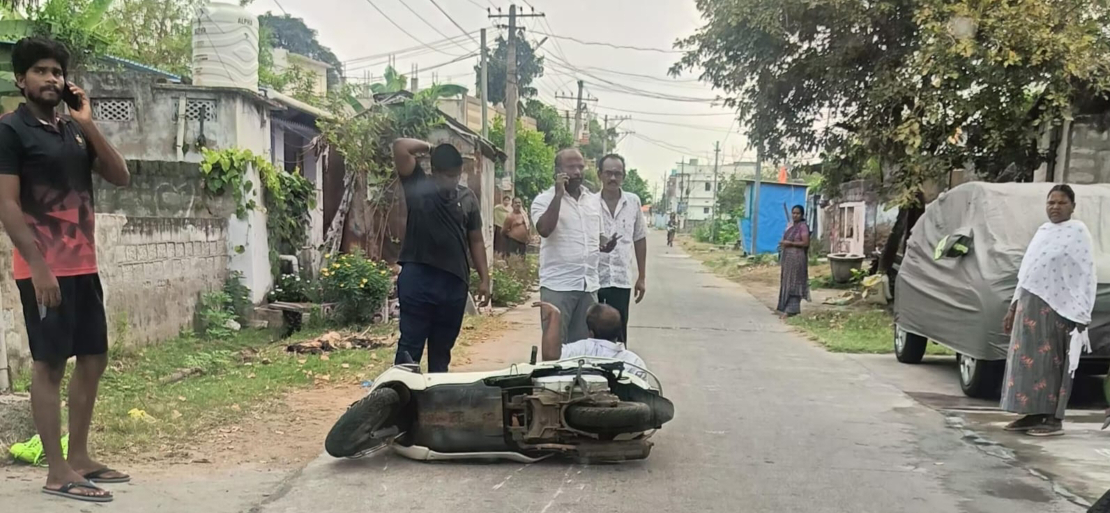 వీధి కుక్కల అరాచకం – ఉపాధ్యాయునికి తీవ్ర గాయాలు