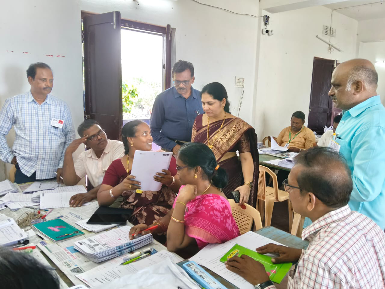 మూల్యాంకనం కేంద్రాన్ని సందర్శించిన ఆర్జెడి నాగమణి