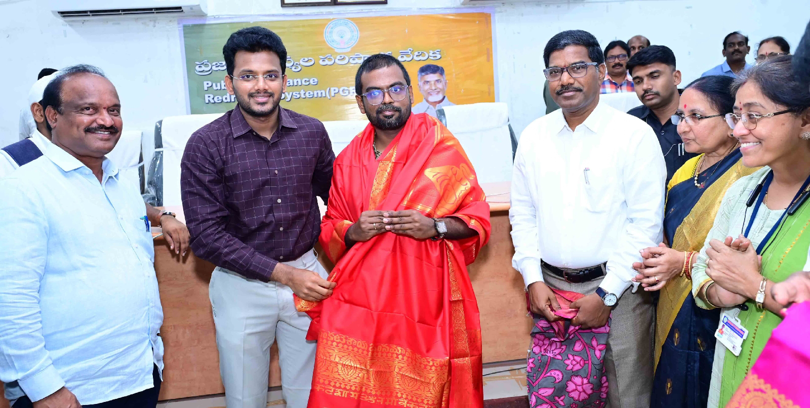 జిల్లా కలెక్టర్ డీకే బాలాజీకి ప్రభుత్వ శాఖల జిల్లా అధికారుల ఘన సత్కారం