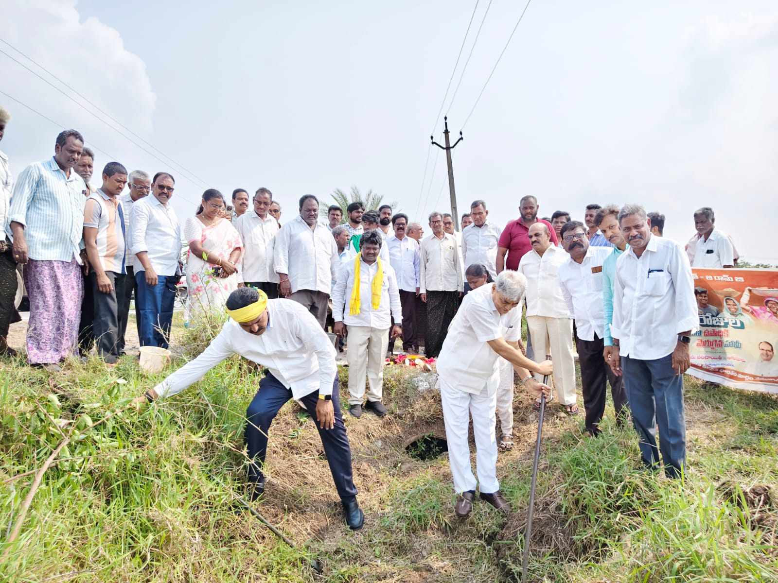‘జలధార – నీటి భద్రత’ కార్యక్రమాన్ని పురస్కరించుకుని పంటకాలువల పూడికతీత పనులన ప్రారంభించిన మాజీ మంత్రి, కేడీసీసీ బ్యాంకు చైర్మన్ నెట్టెం రఘురామ్
