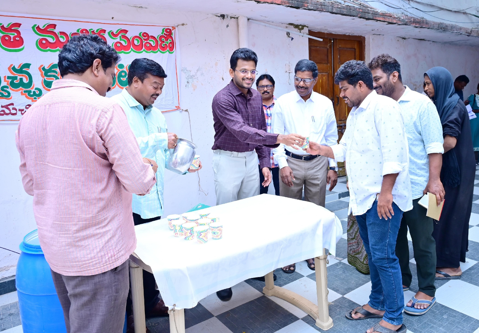 కలెక్టరేట్ లో మజ్జిగ పంపిణీ చేసిన జాయింట్ కలెక్టర్..