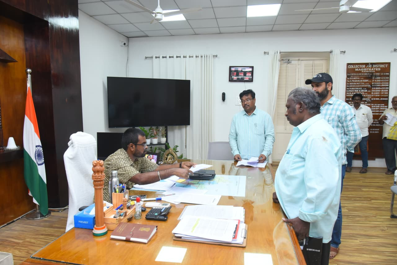 ముఖ్యమంత్రి కార్యాలయానికి అర్జీలు పెట్టుకున్న నలుగురితో మాట్లాడిన జిల్లా కలెక్టర్ డీకే బాలాజీ