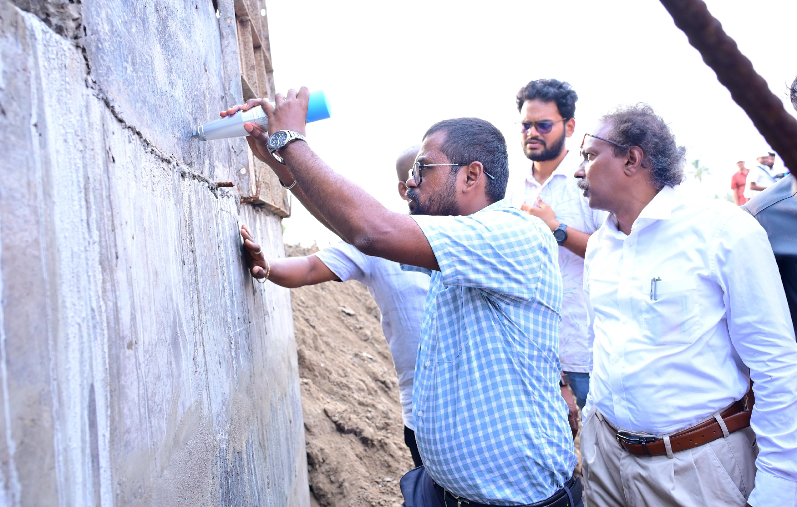 వంతెన నిర్మాణాలలో నాణ్యత పాటించాలి…. జిల్లా కలెక్టర్ డీకే బాలాజీ