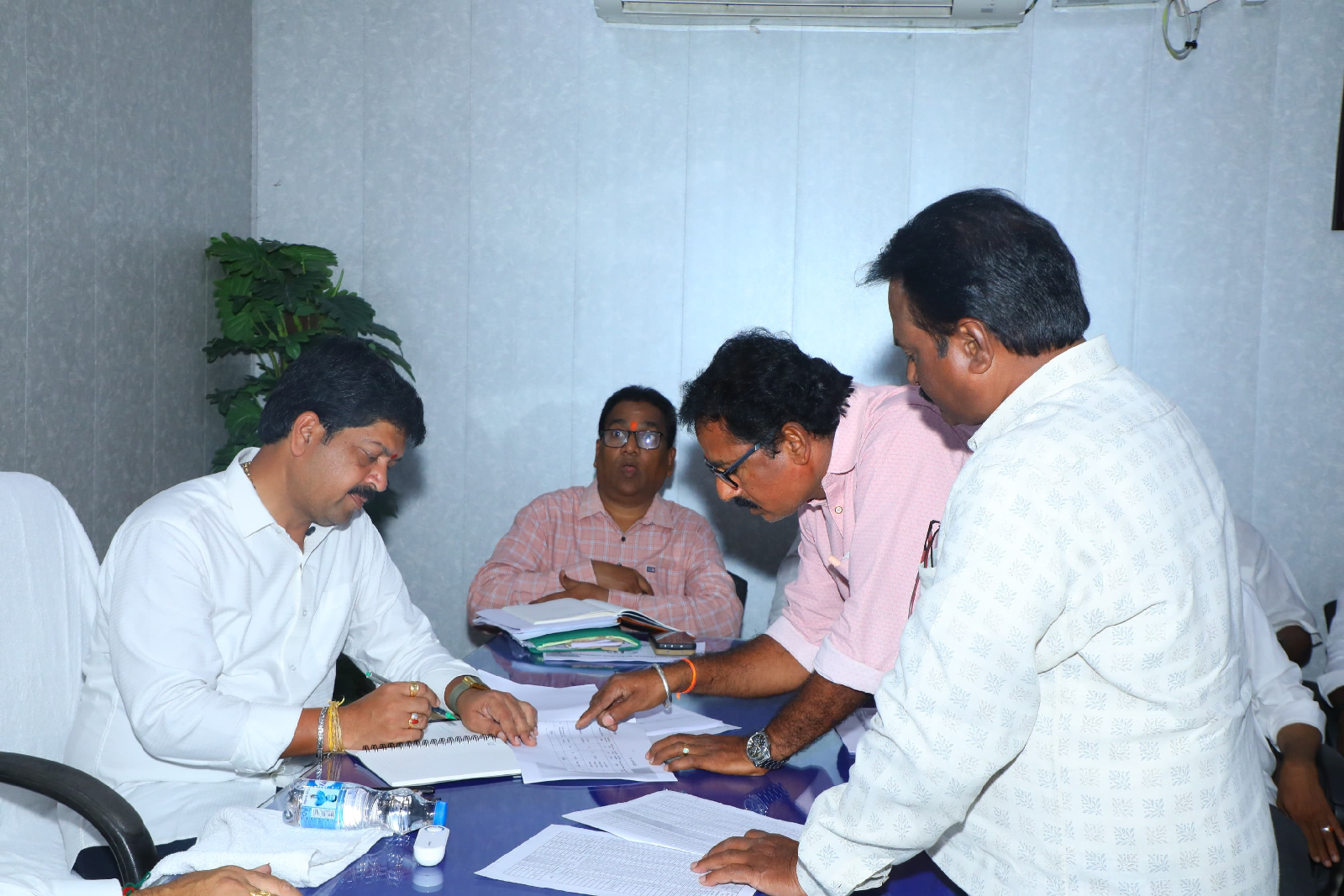 మచిలీపట్నం మున్సిపల్ కార్యాలయంలో మంత్రి కొల్లు రవీంద్ర ఆకస్మిక తనిఖీ – సిబ్బంది గైర్హాజరుపై ఆగ్రహం