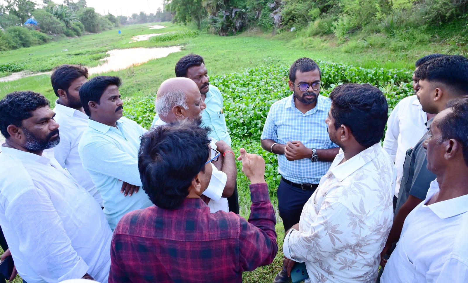 వడ్లమన్నాడు గ్రామం లోని మురికి కాలువలో పూడిక తీత పనులకు అంచనాలు తయారు చేయండి: జిల్లా కలెక్టర్ డీకే బాలాజీ