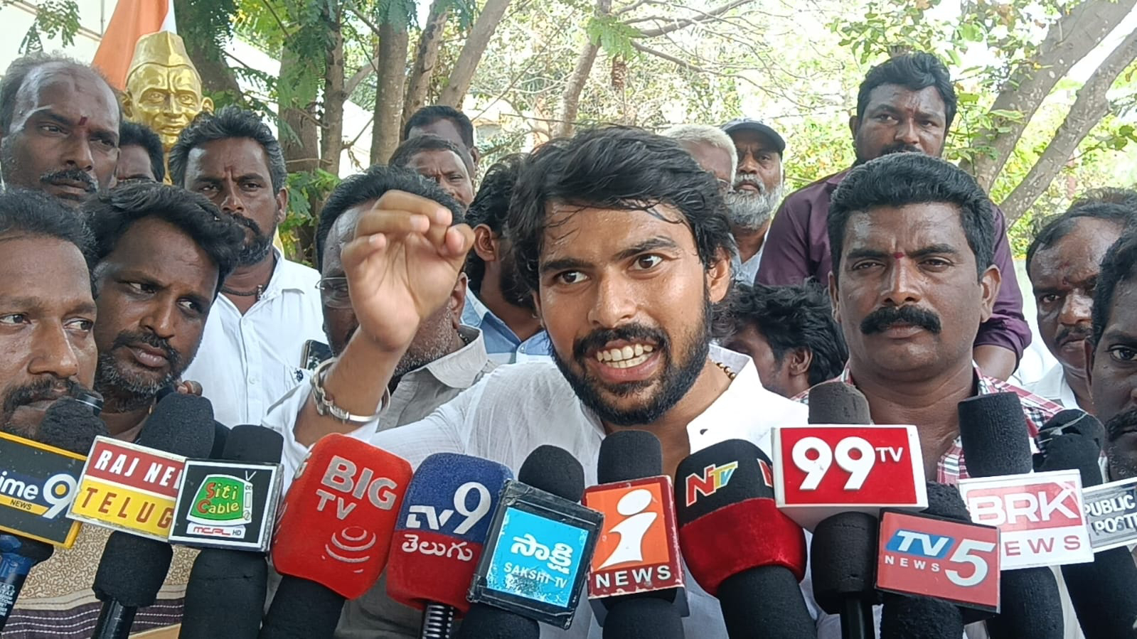 ఏబీఎన్ రాధాకృష్ణపై ఫిర్యాదు – వైసీపీ శ్రేణుల నిరసన