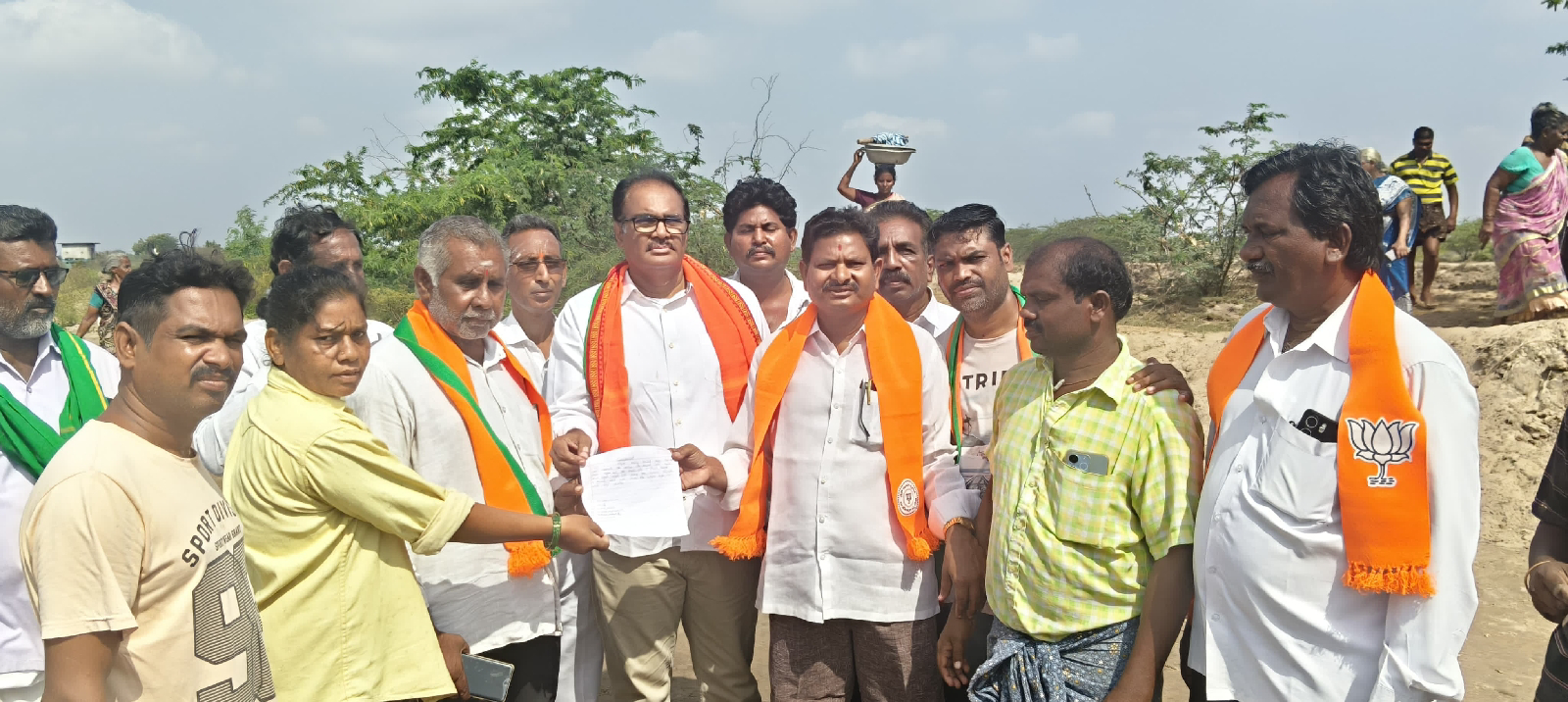 ఉపాధి హామీ పనులను పరిశీలించిన బిజెపి నాయకులు