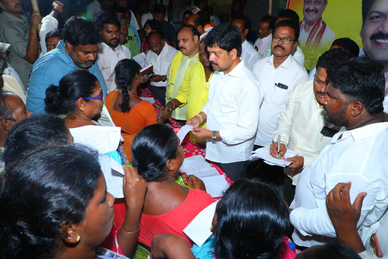 స్థానిక 22వ డివిజన్ ప్రజాదర్శినిలో ప్రజలతో ముఖాముఖి నిర్వహించిన మంత్రి కొల్లు రవీంద్ర