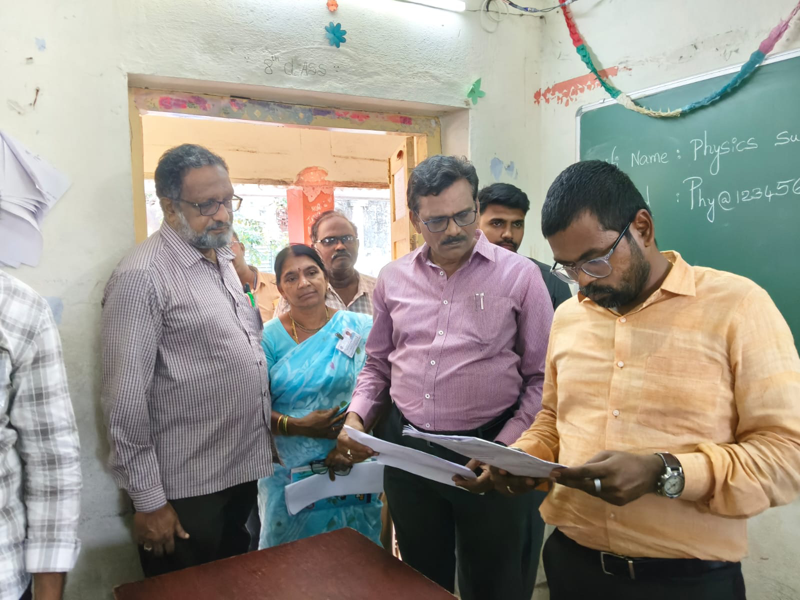 జవాబు పత్రాల మూల్యాంకన కేంద్రాన్ని తనిఖీ చేసిన జిల్లా కలెక్టర్