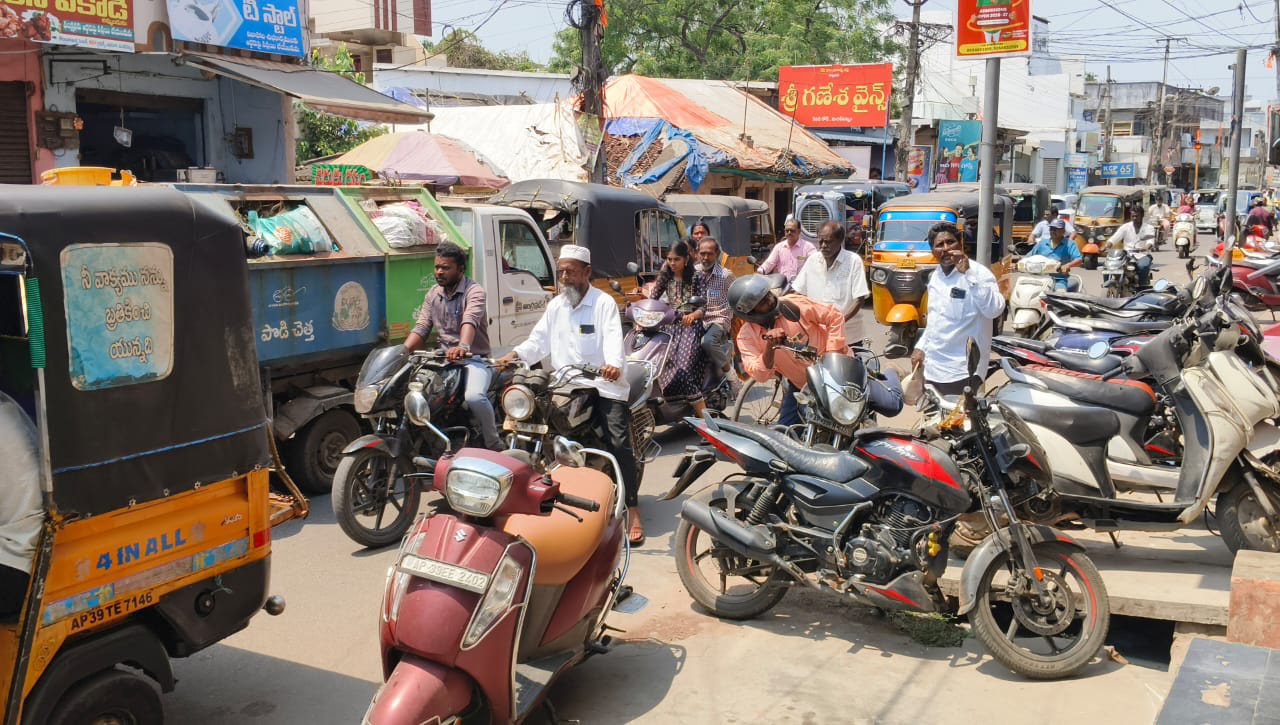 ట్రాఫిక్ సమస్యతో ప్రజల ఇబ్బందులు