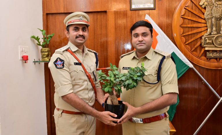 జిల్లా ఎస్పీ ని మర్యాదపూర్వకంగా కలిసిన నూతన డీఎస్పీలు